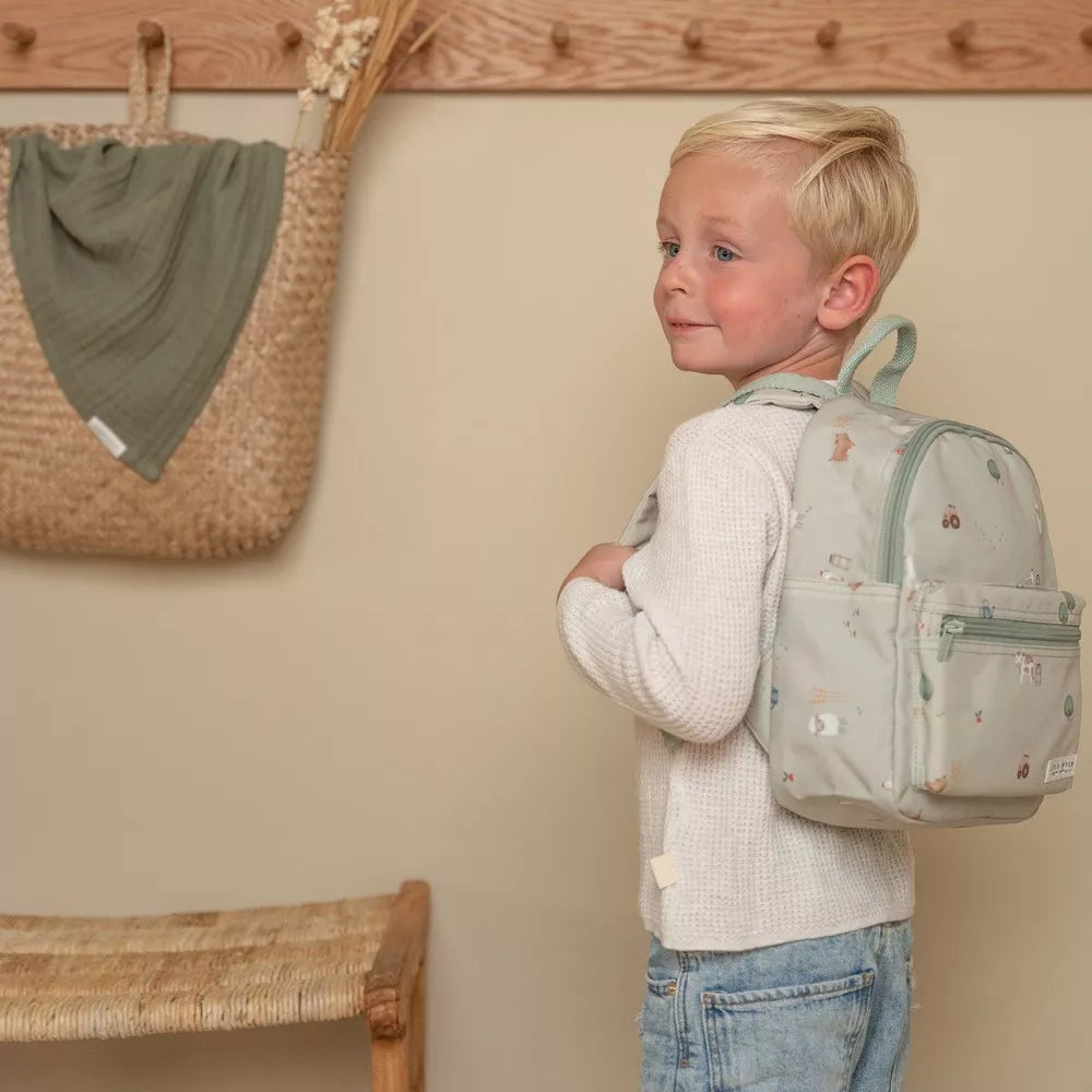 Bambino con Zainetto Asilo Little Dutch Little Farm a spalle