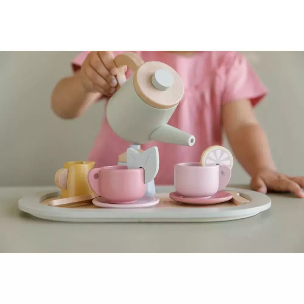 Bambina versa il tè con il Set da Tè in Legno Little Dutch
