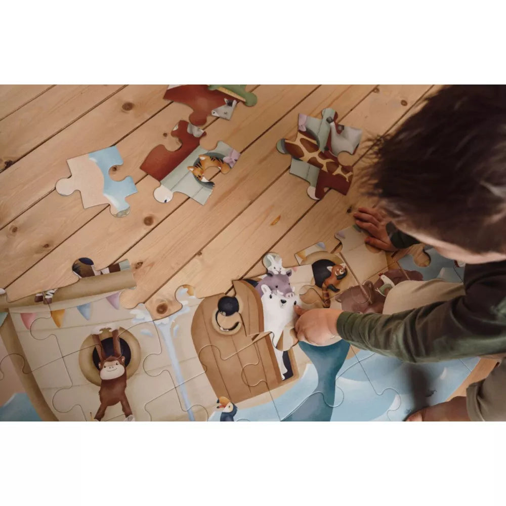 Bambino gioca con il Puzzle XL Arca di Noé Little Dutch