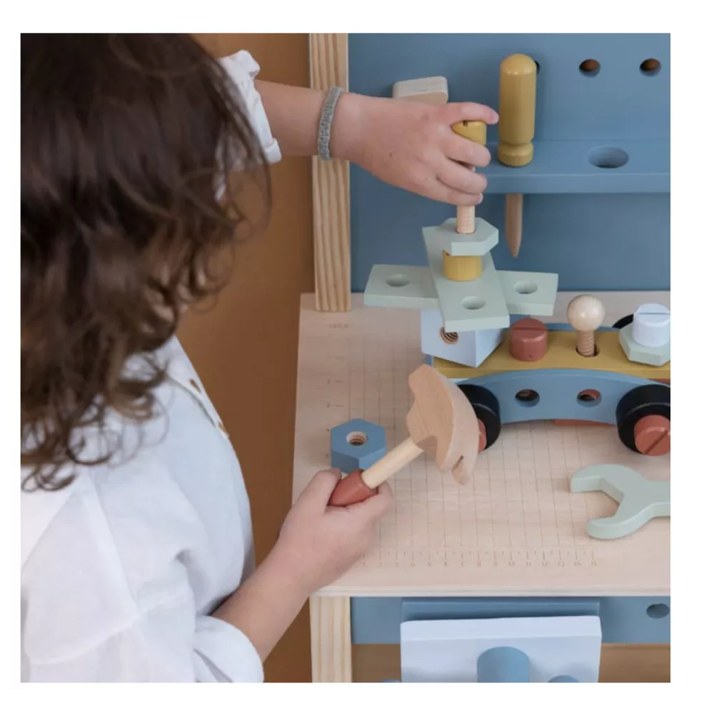 Bambino costruisce con il Banco da Lavoro Little Dutch