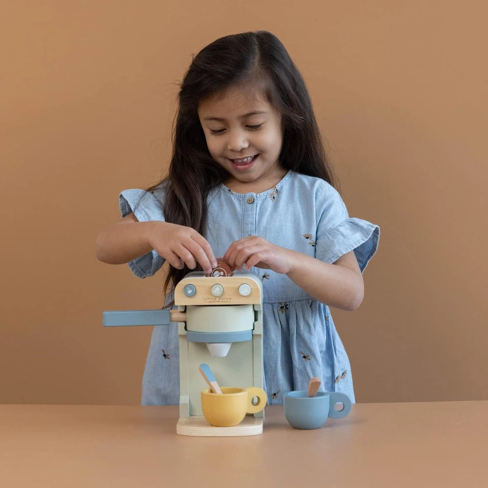 Macchina del Caffè Little Dutch bambina che prepara il caffè