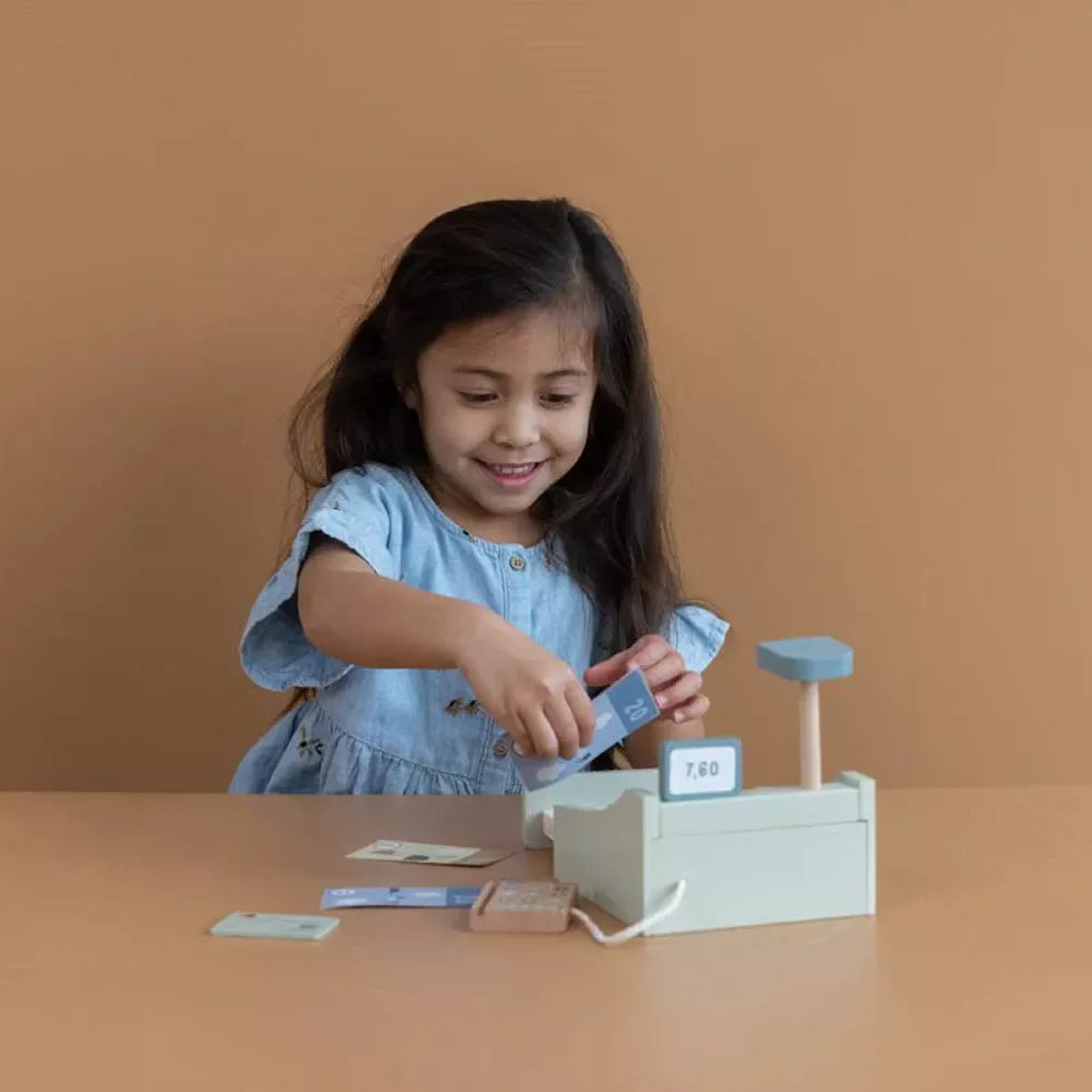Bambina gioca con il Registratore di Cassa Little Dutch