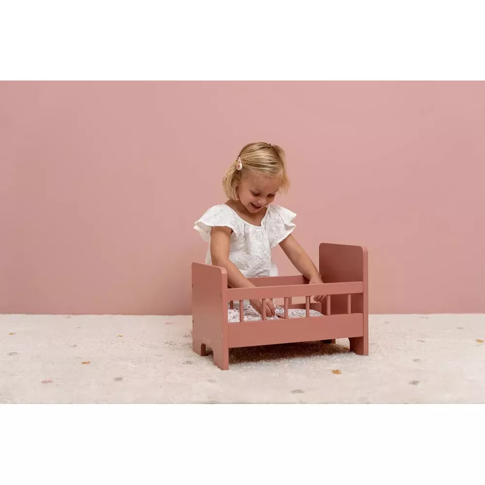 Bambina gioca con il Lettino per Bambole in Legno Little Dutch
