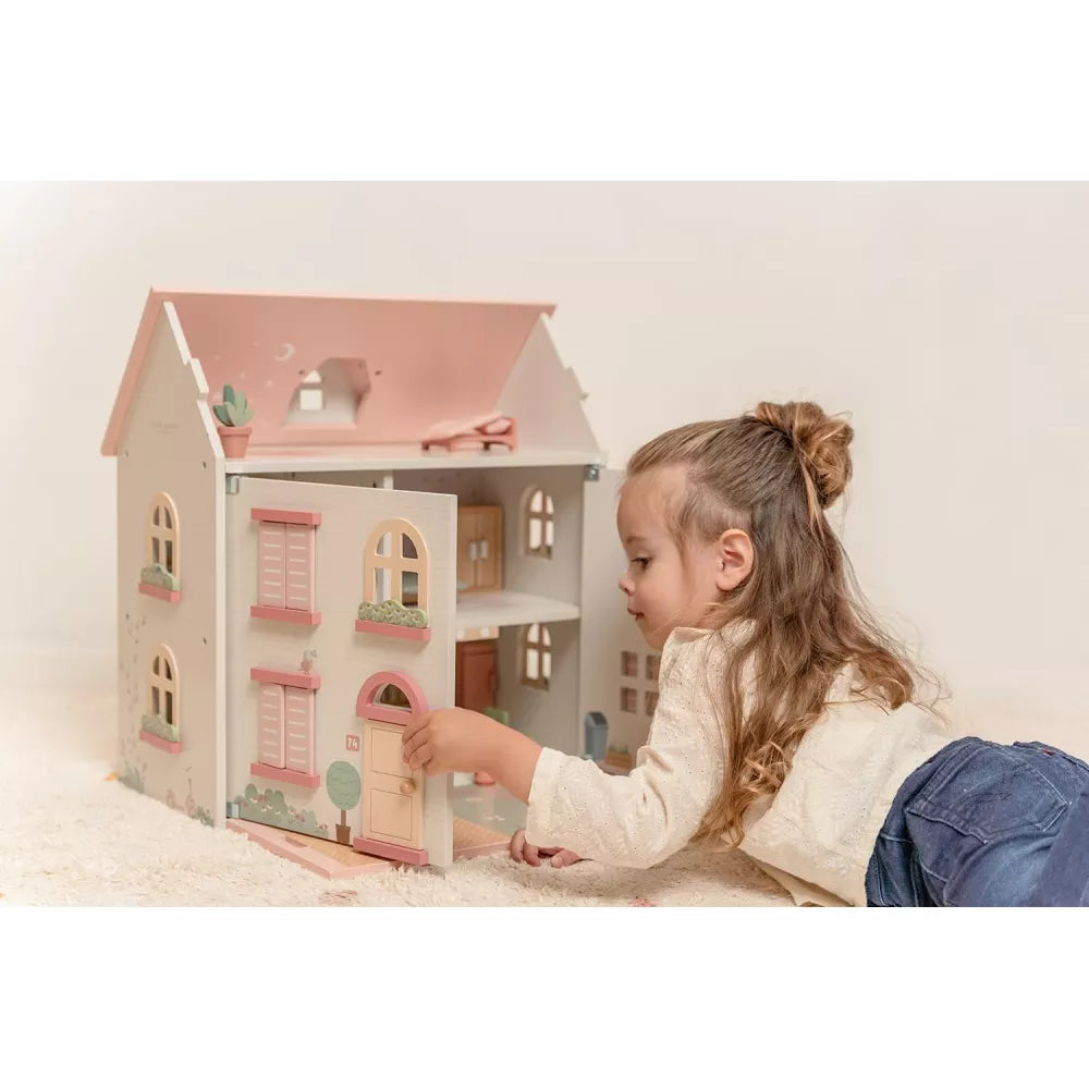 Bambina gioca con la Casa delle Bambole Little Dutch