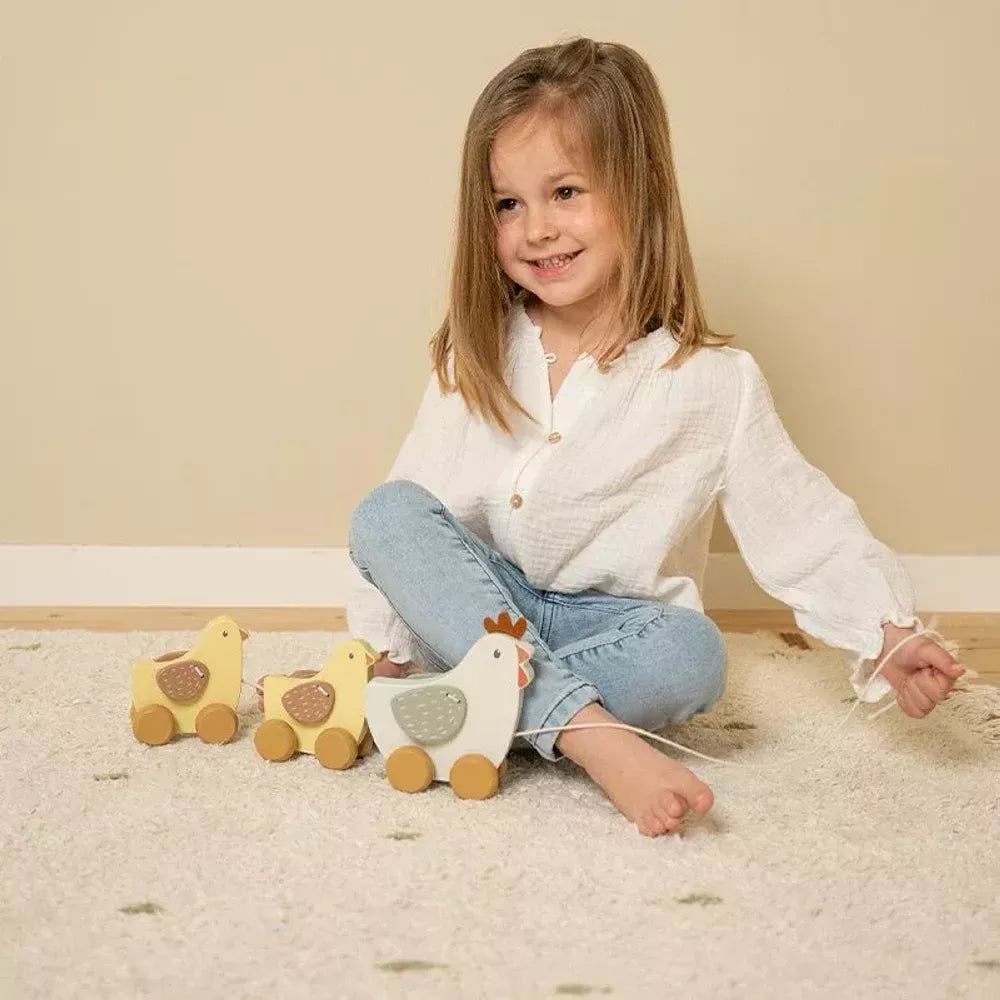 Bambina gioca con le Galline Trainabili in Legno Little Dutch