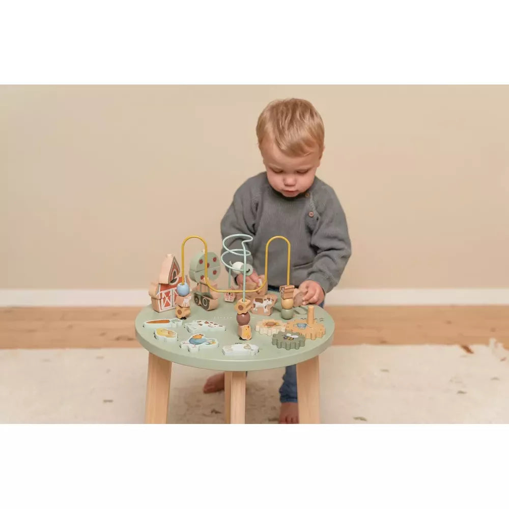 Bambino gioca con il Tavolino Multiattività Little Dutch Little Farm
