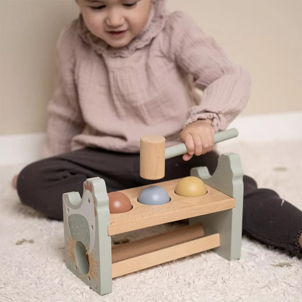 Bambina gioca con Batti Batti Little Dutch Little Farm