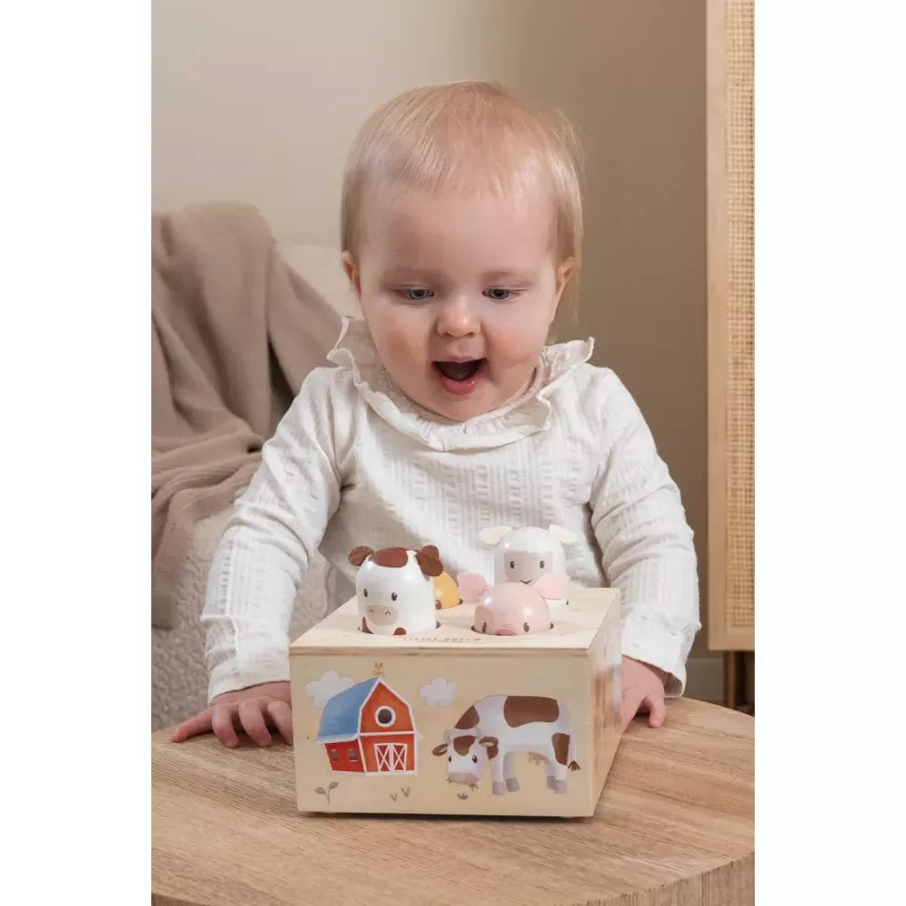 Bambina gioca con il Gioco Pop Up in Legno Little Dutch
