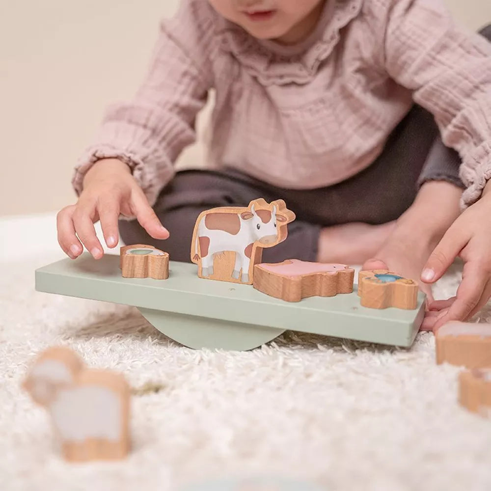 Bambina gioca con il Gioco Equilibrio Little Dutch