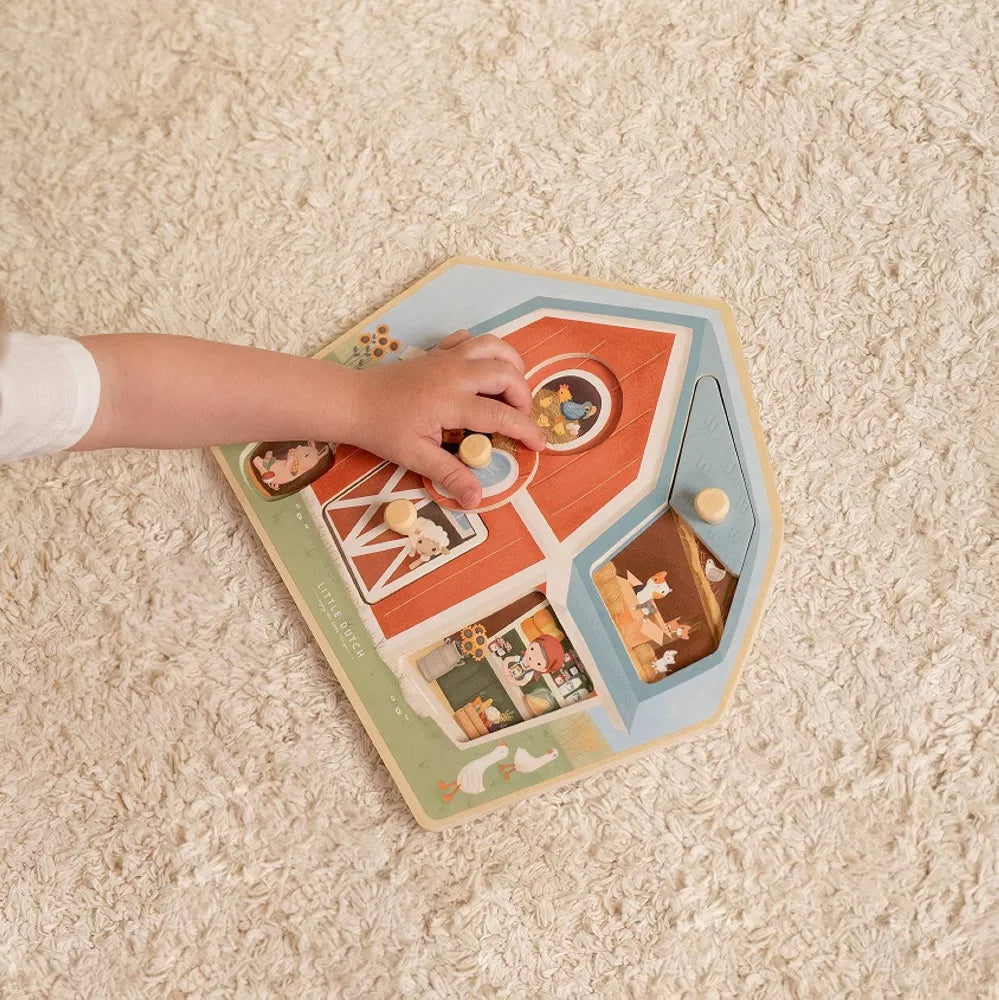 Bambino gioca con il Puzzle a Incastro Little Dutch Little Farm