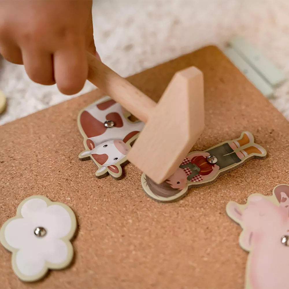 Bambino gioca con il Set Creativo Tap Tap Little Dutch Little Farm