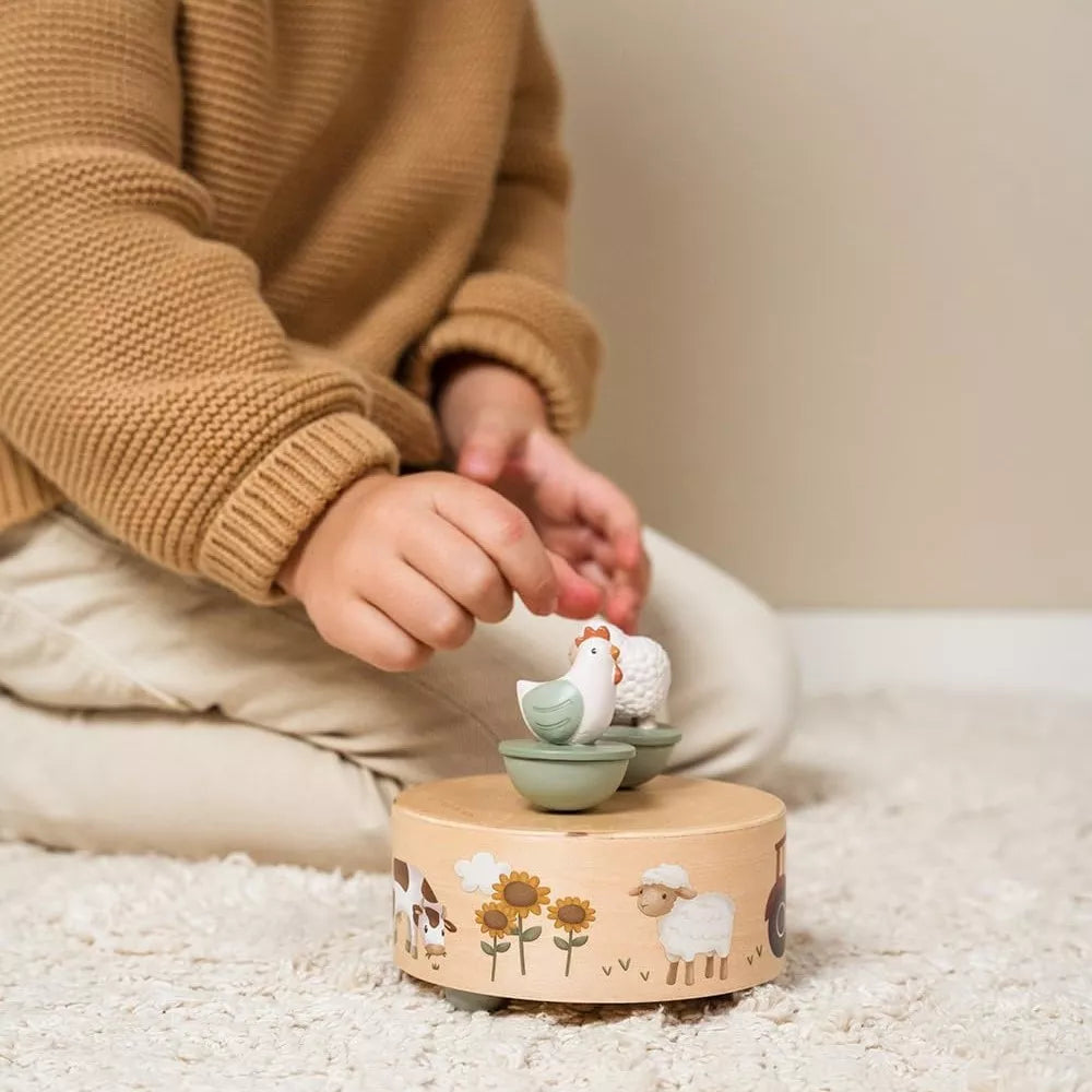 Carillon in Legno Little Dutch Little Farm bambino che usa il carillon