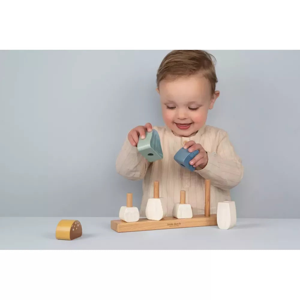 Bambino gioca con i Funghi Impilabili Little Dutch
