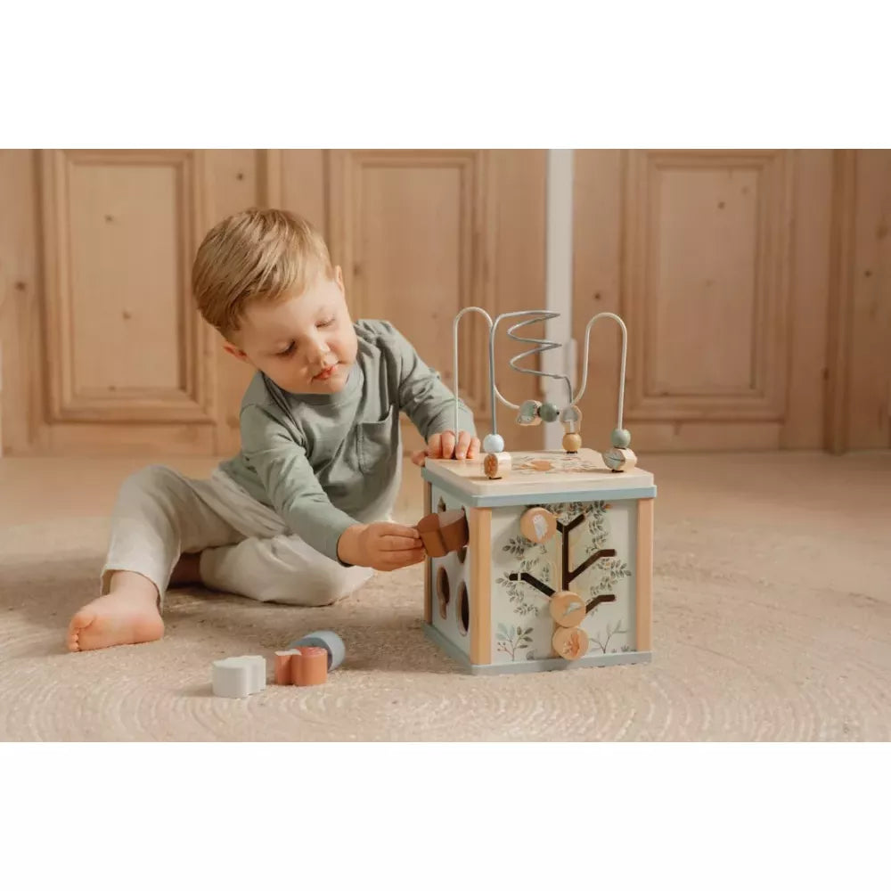 Bambino gioca con il Cubo Multiattività Little Dutch Forest Friends