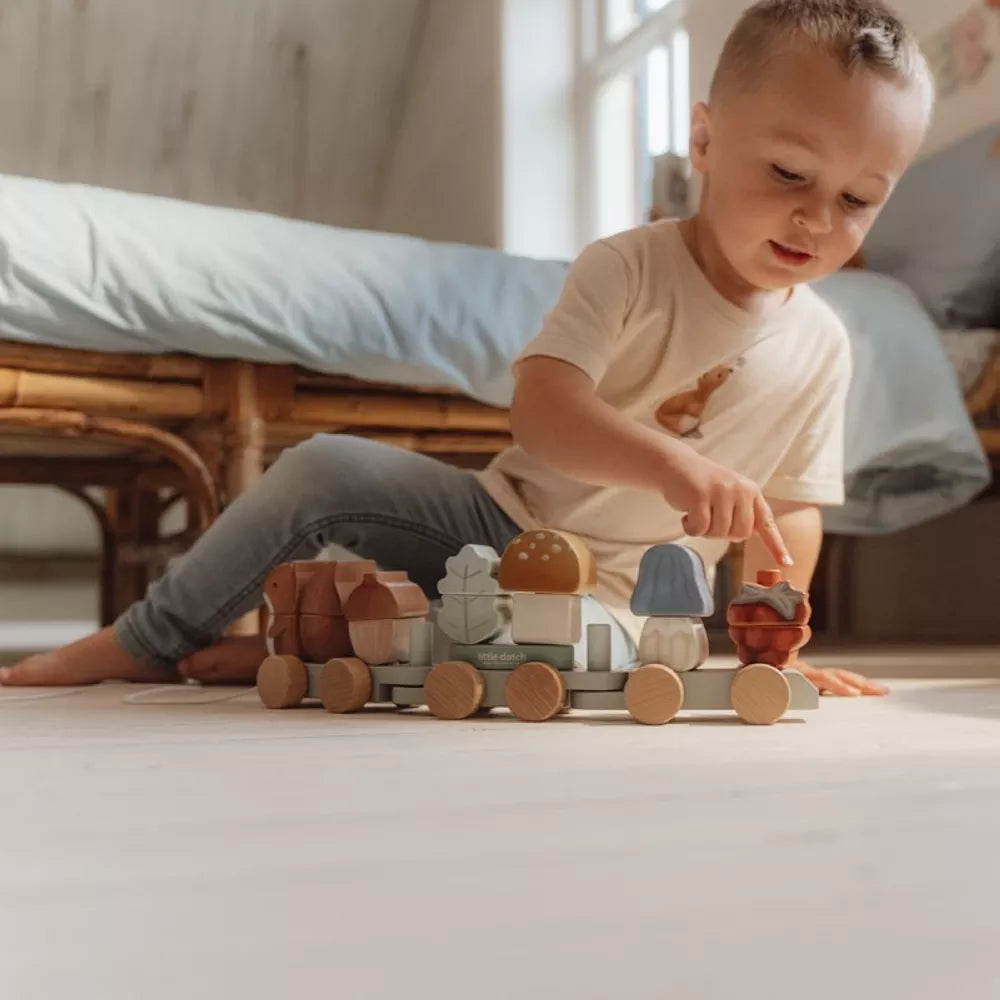 Bambino gioca con il Treno Impilabile Little Dutch Forest Friends