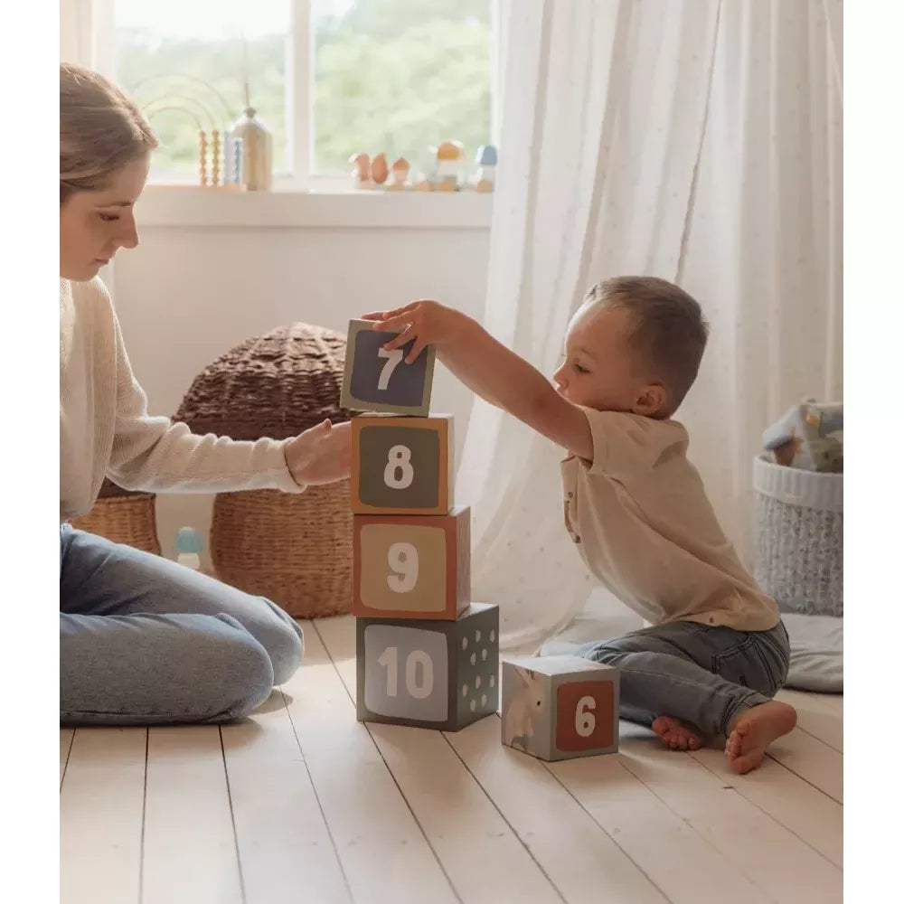 Bambino gioca con i Cubi Impilabili Little Dutch Forest Friends