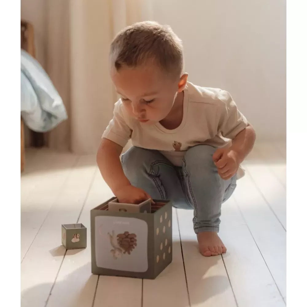 Bambino ripone i Cubi Impilabili Little Dutch Forest Friends uno dentro l'altro