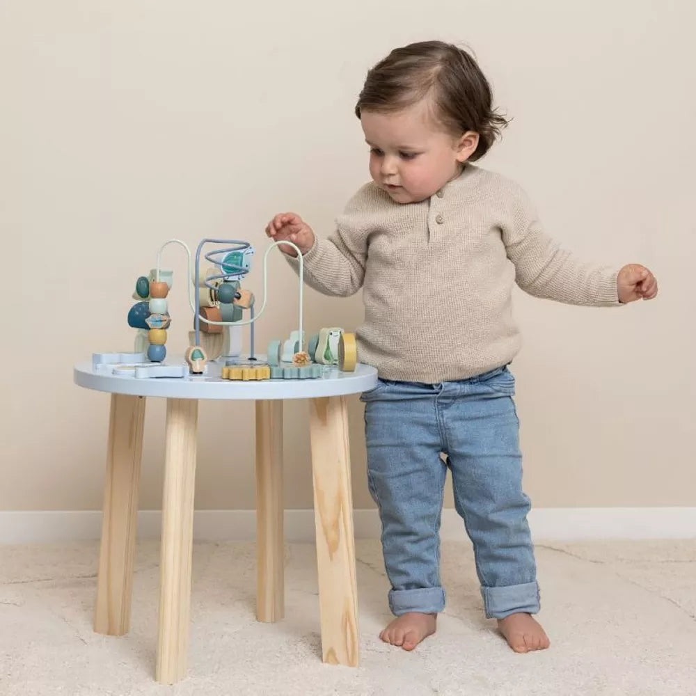Bambino gioca con il Tavolo Attività Forest Friends Little Dutch