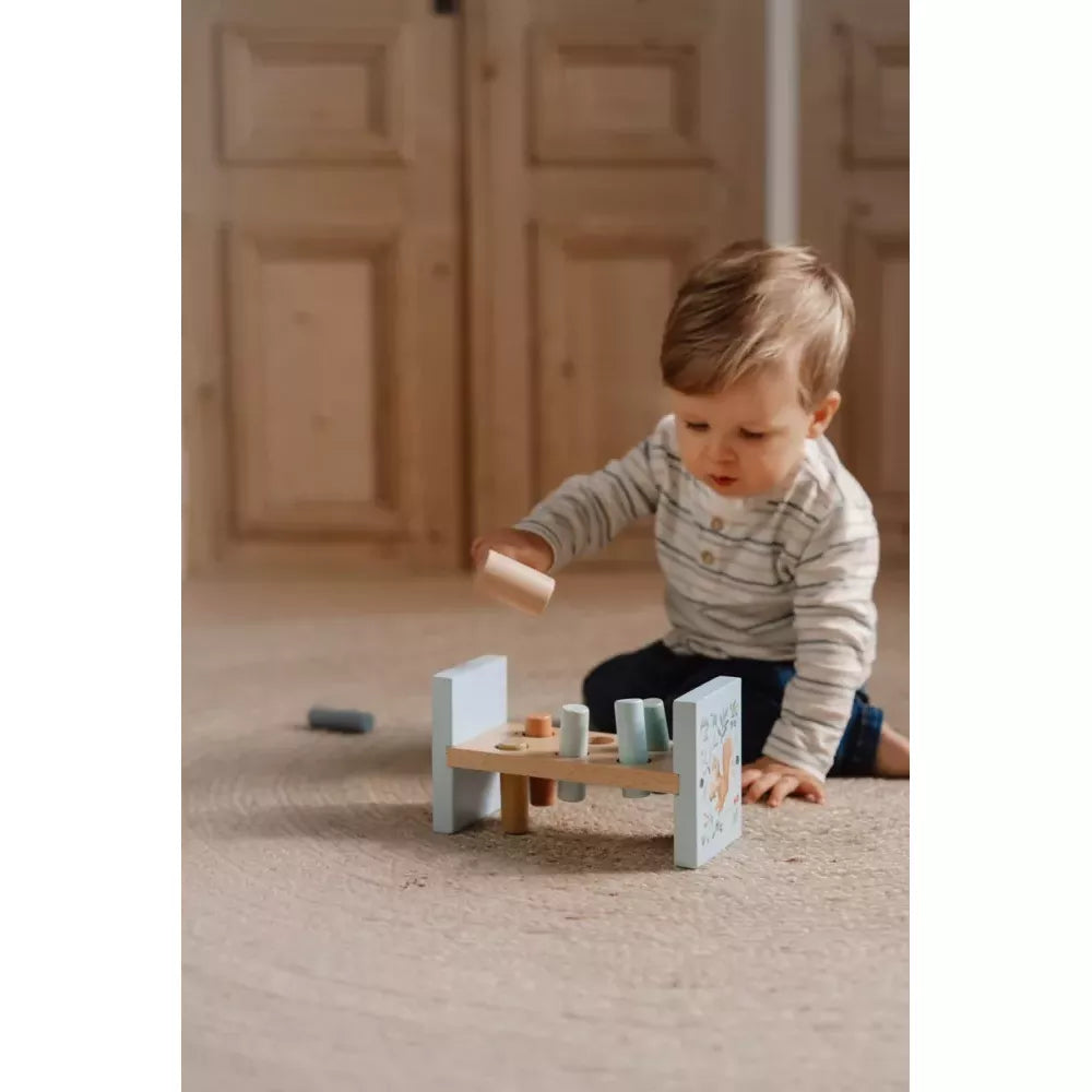 Bambino gioca con il martello del Batti Batti Little Dutch Forest Friends