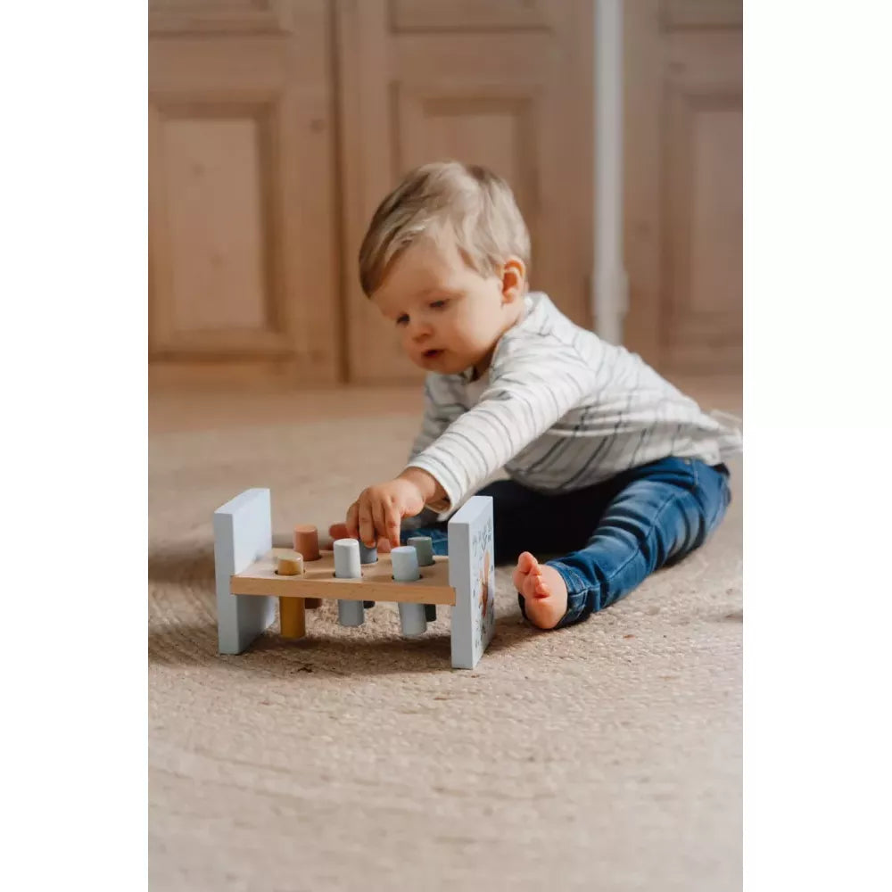 Bambino gioca con il Batti Batti Little Dutch Forest Friends