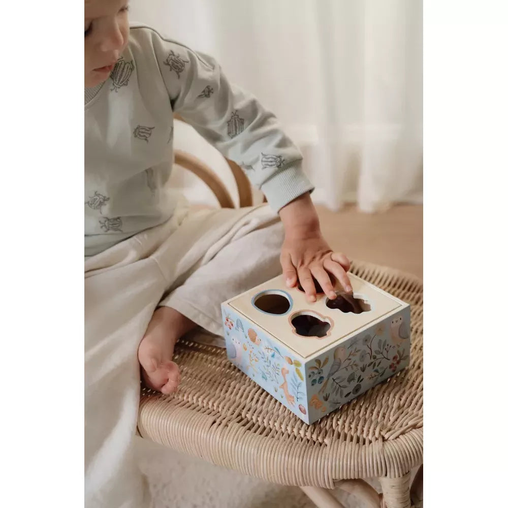 Bambino gioca con la Scatola delle Forme Little Dutch Forest Friends