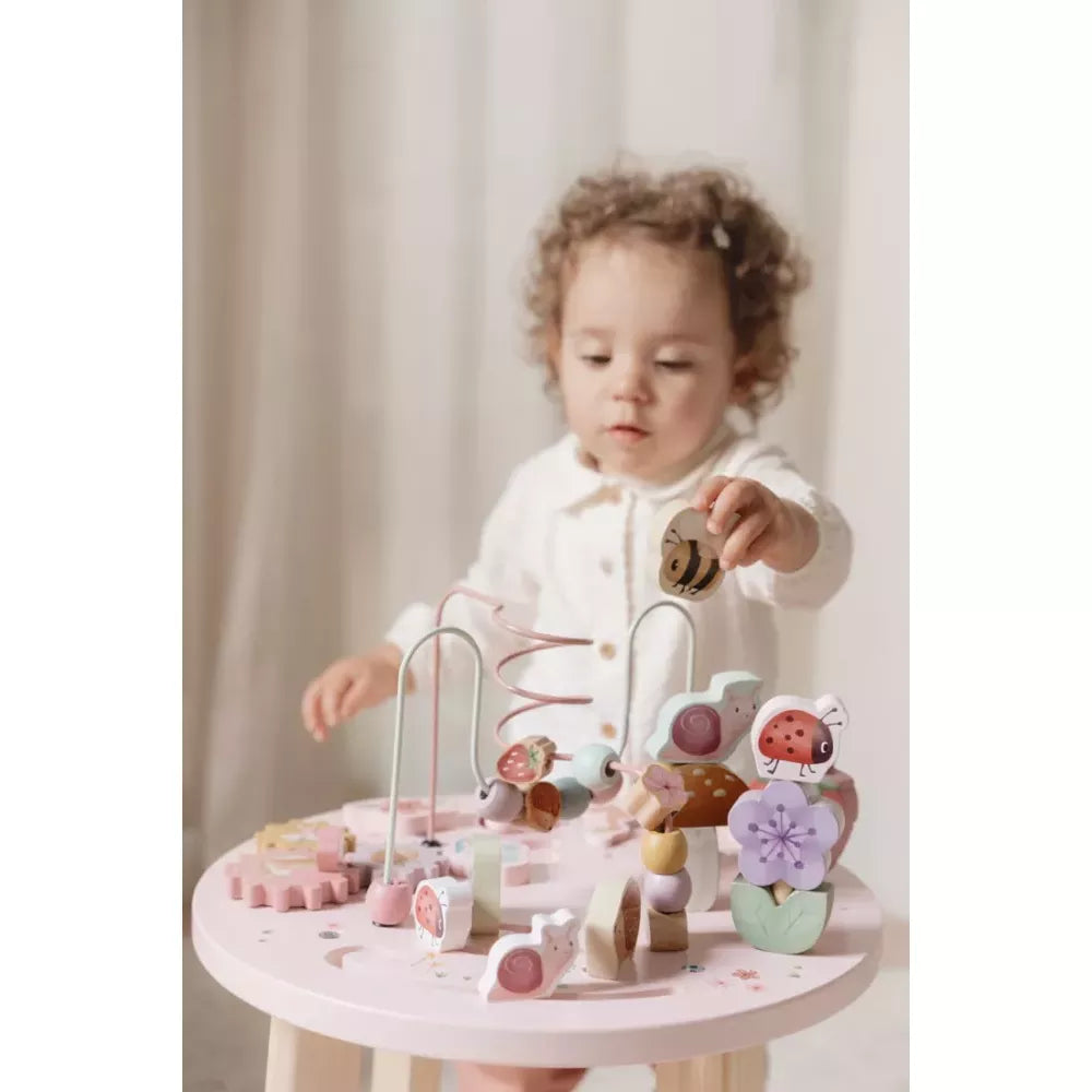 Bambina gioca con il Tavolino Multiattività Little Dutch Fairy Garden