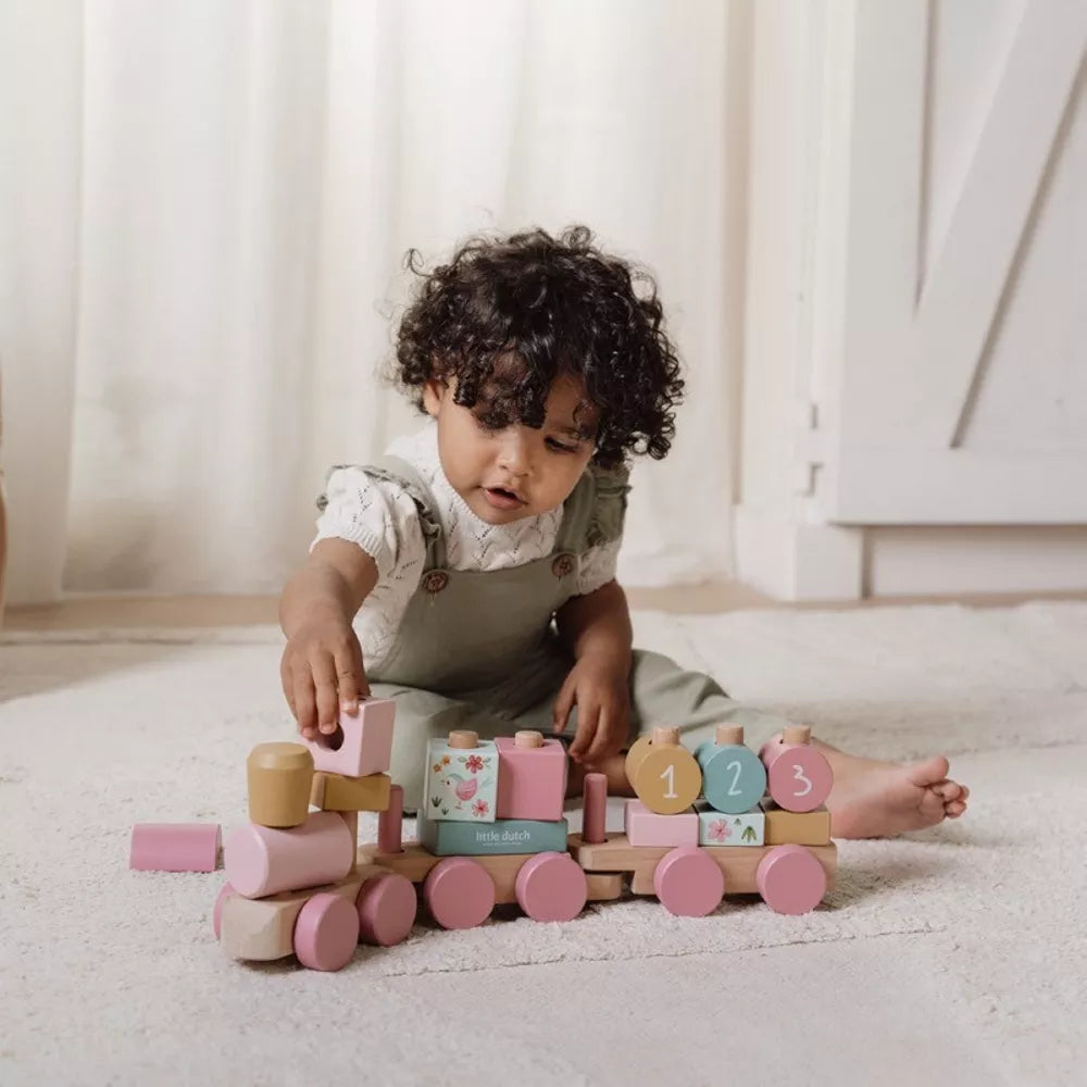 Bambina gioca con il Trenino Impilabile Little Dutch Fairy Garden