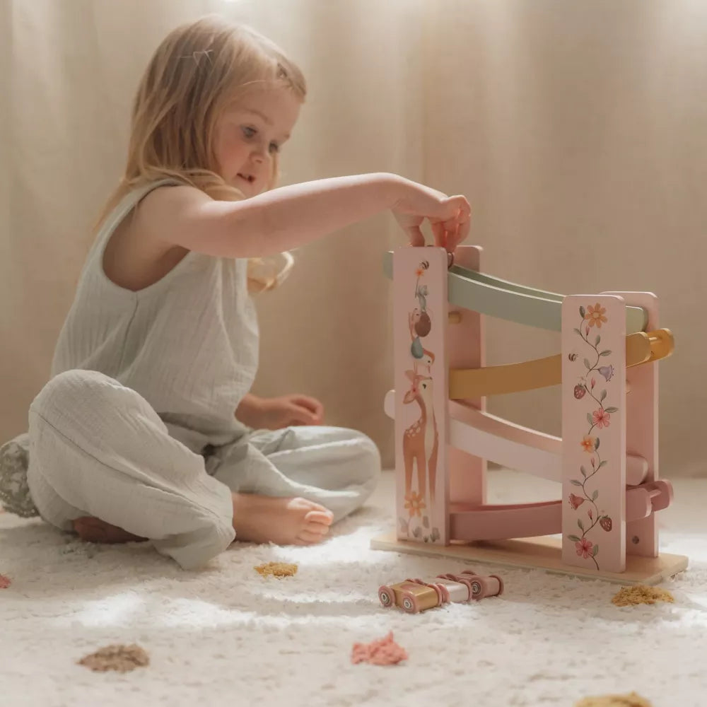 Bambina gioca con lo Scivolo con Macchinine Rosa Little Dutch