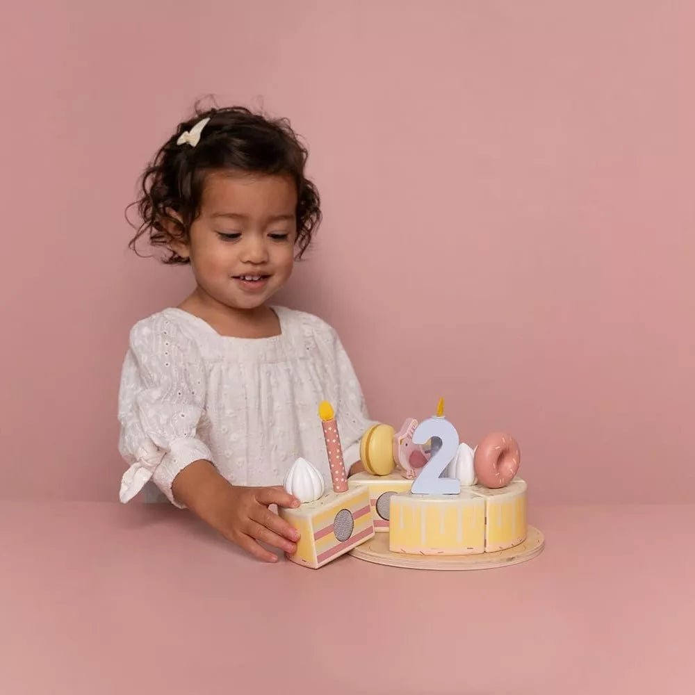 Bambina gioca con la Torta di Compleanno Rosa Little Dutch