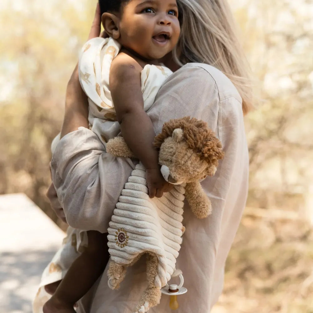 Doudou Leone Safari Friends Little Dutch in Mano a Bimbo
