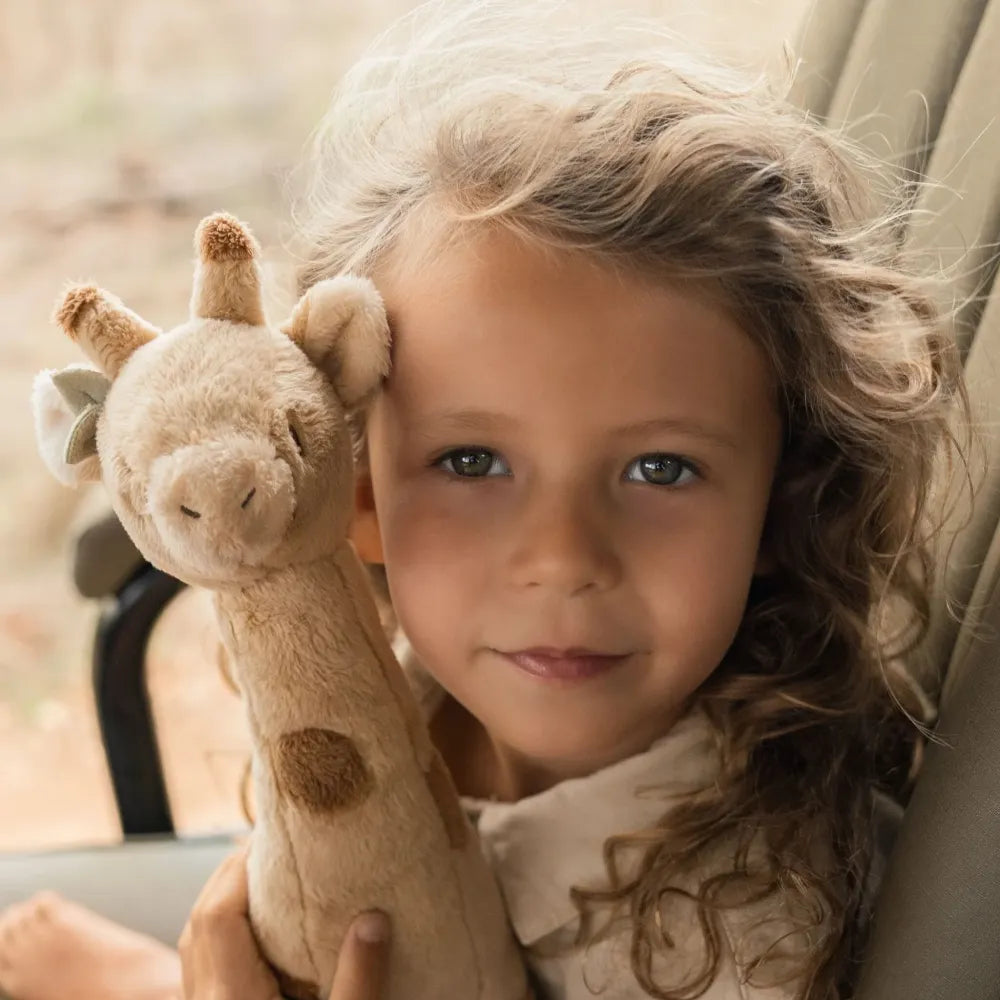 Peluche Giraffa Safari Friends Little Dutch Dettaglio con Bimba