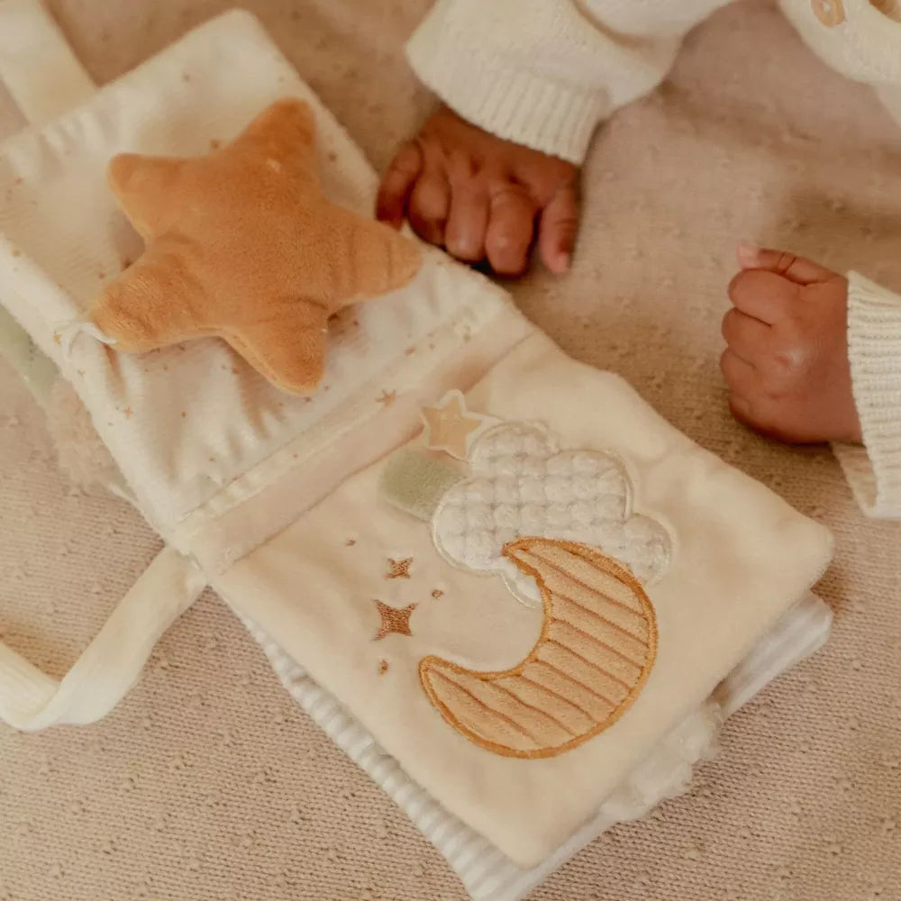 Bambino usa il Libricino Attività Little Dutch Newborn Naturals