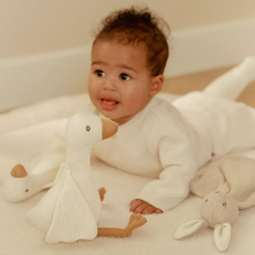 Bambino gioca con la Gift Box Fatta a Maglia Little Dutch