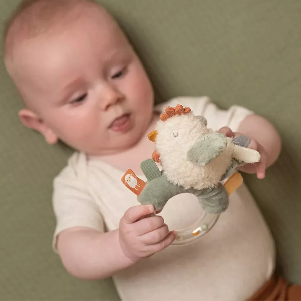 Bambino gioca con il Sonaglio Gallina Little Dutch