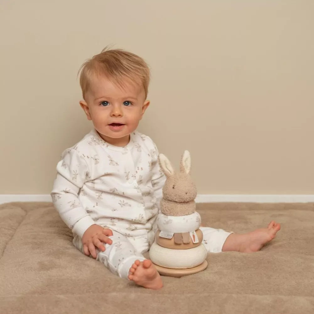 Bambino gioca con l'Impilabile Morbido Little Dutch Baby Bunny