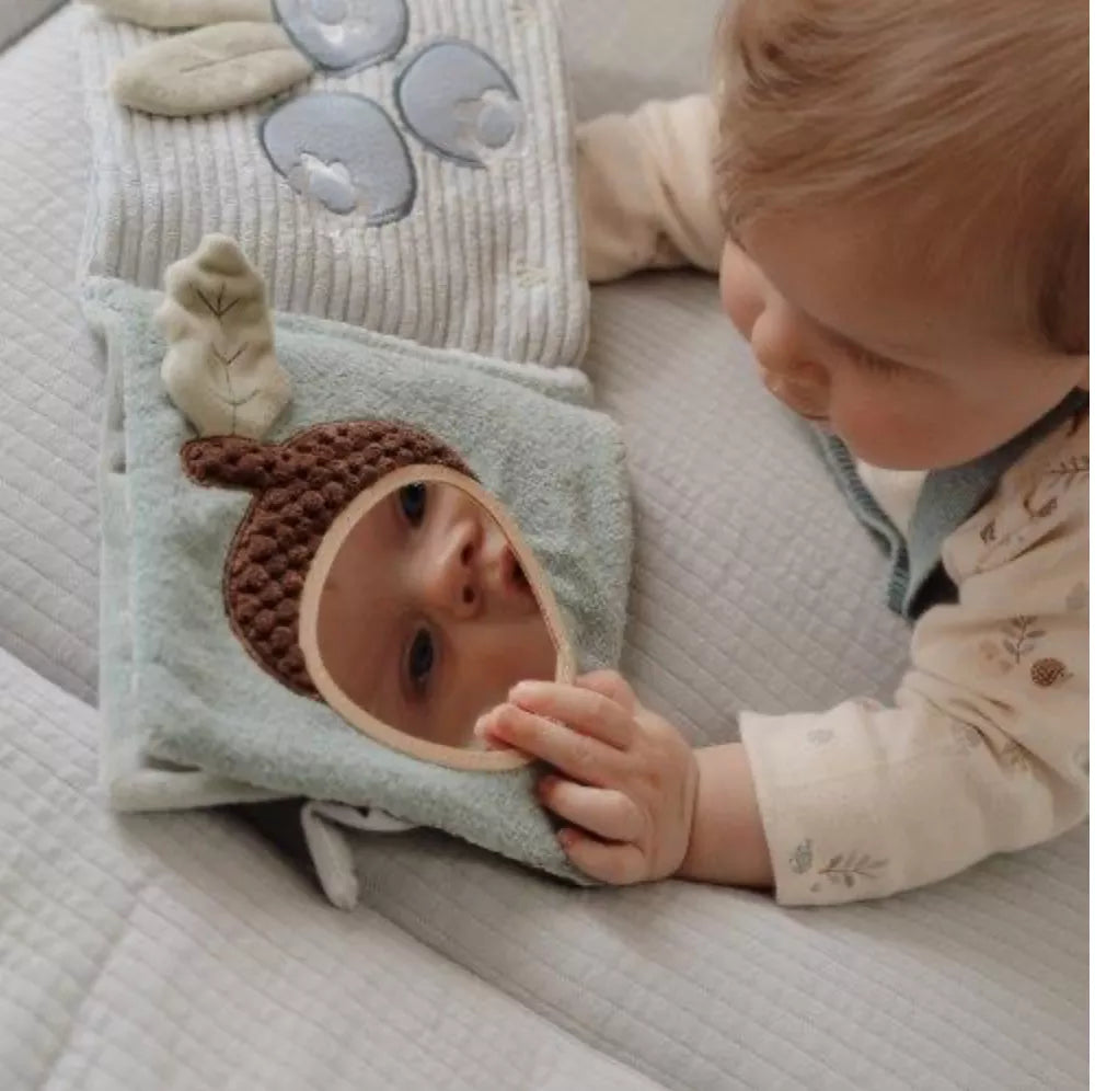 Bambino gioca con il Libro in Stoffa Forest Friends Little Dutch