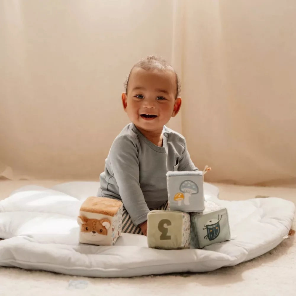 Bambino gioca con i Cubi Morbidi Little Dutch Forest Friends