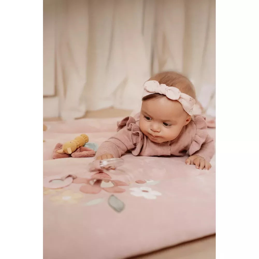 Bambina gioca sul Tappeto Gioco Little Dutch Fairy Garden