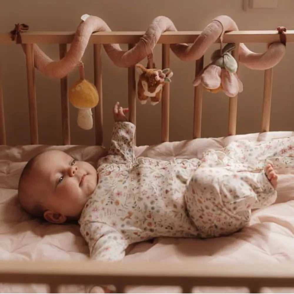 Bambina nel Lettino con la Spirale Attività Fairy Garden Little Dutch