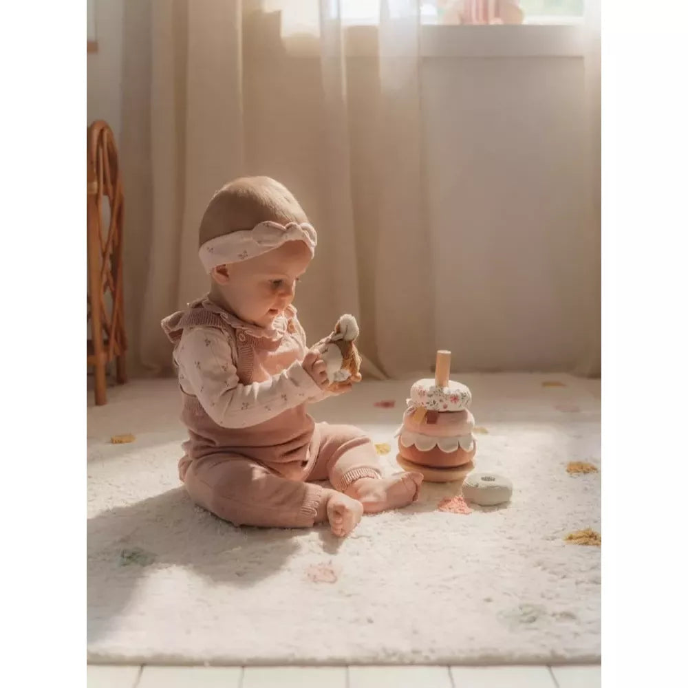 Bambina gioca con l'Impilabile Morbido Little Dutch Fairy Garden