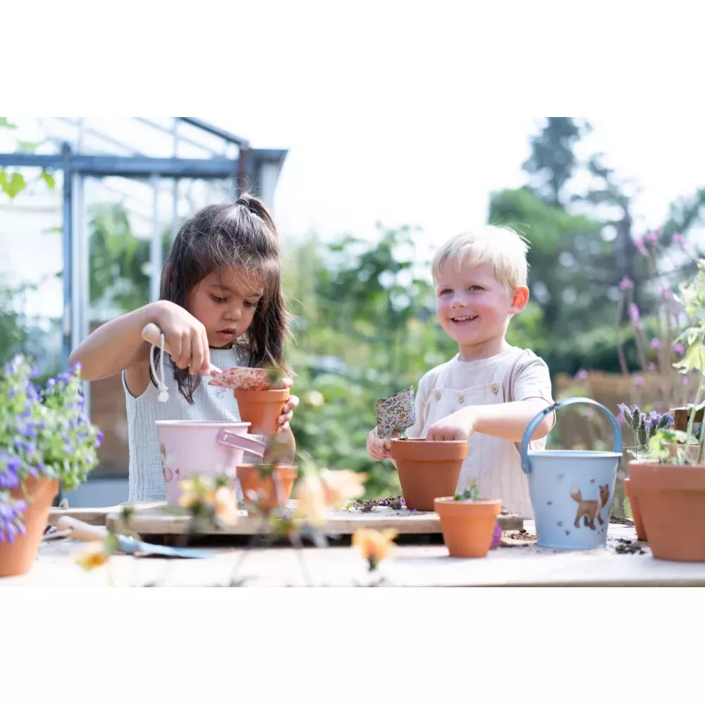 Bambini giocano con il Vasetto con Semi Little Dutch