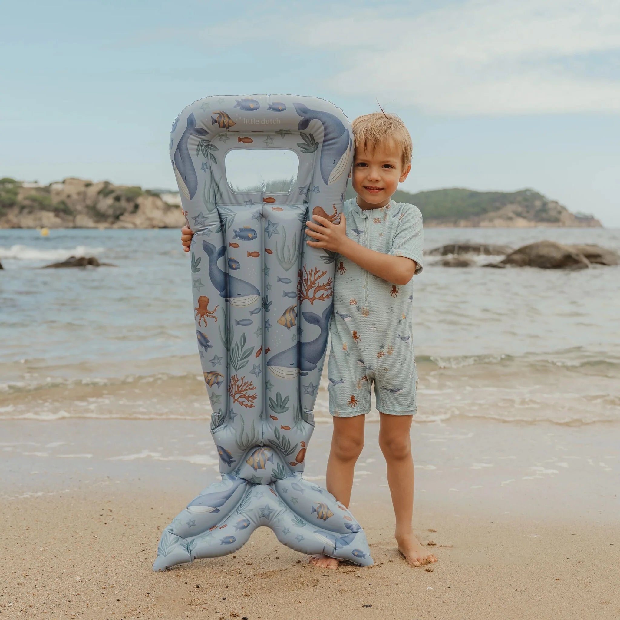 Bambino che tiene il Materassino Gonfiabile Little Dutch Ocean World