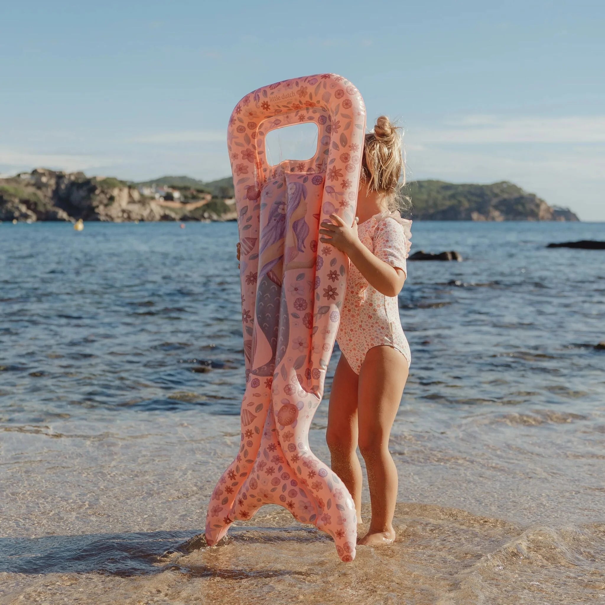 Bambina che tiene il Materassino Gonfiabile Little Dutch Dreamy Mermaid