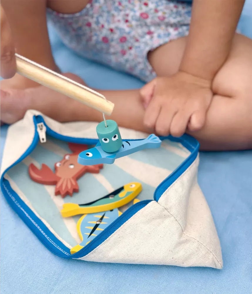 Dettaglio del bambino che gioca con la Pesca Magnetica Mentari