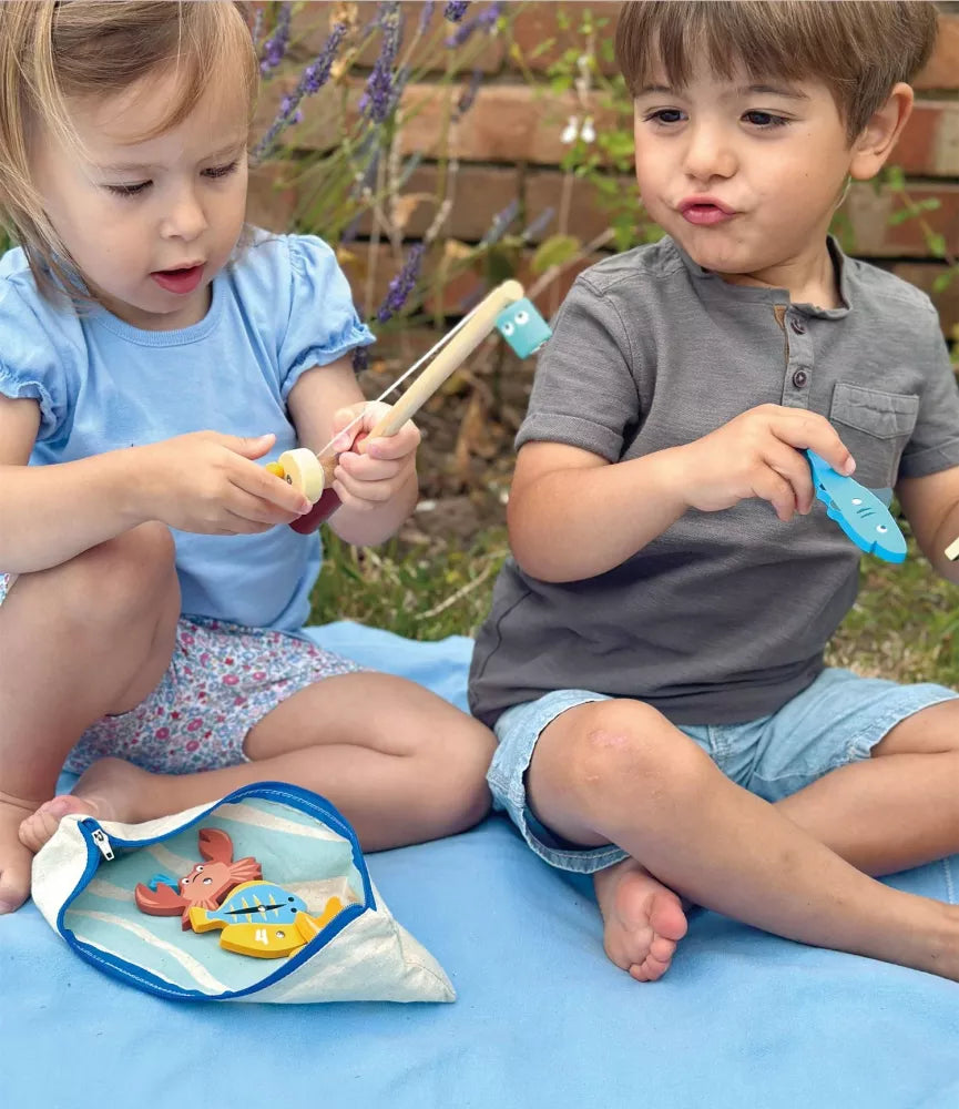 Bambini  giocano con la Pesca Magnetica Mentari