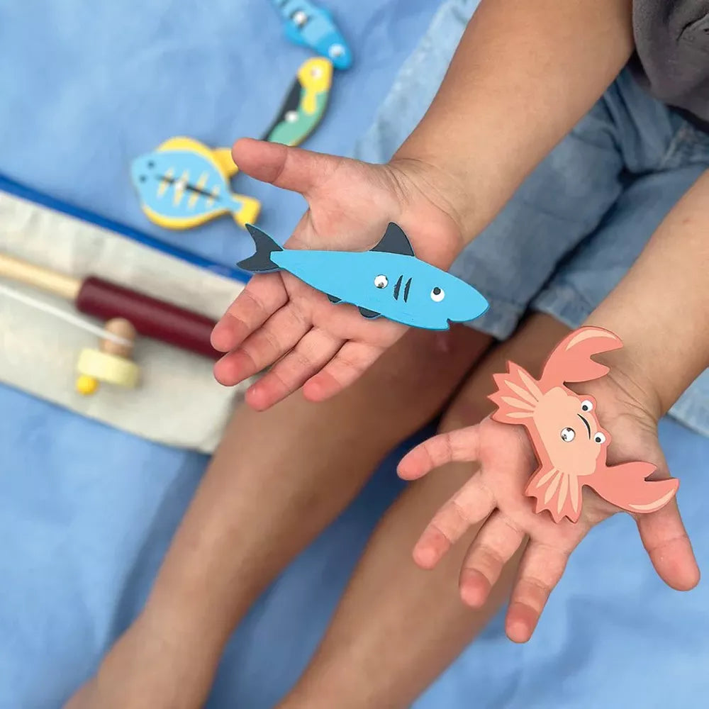 Bambino tiene in mano due pesci della Pesca Magnetica Mentari