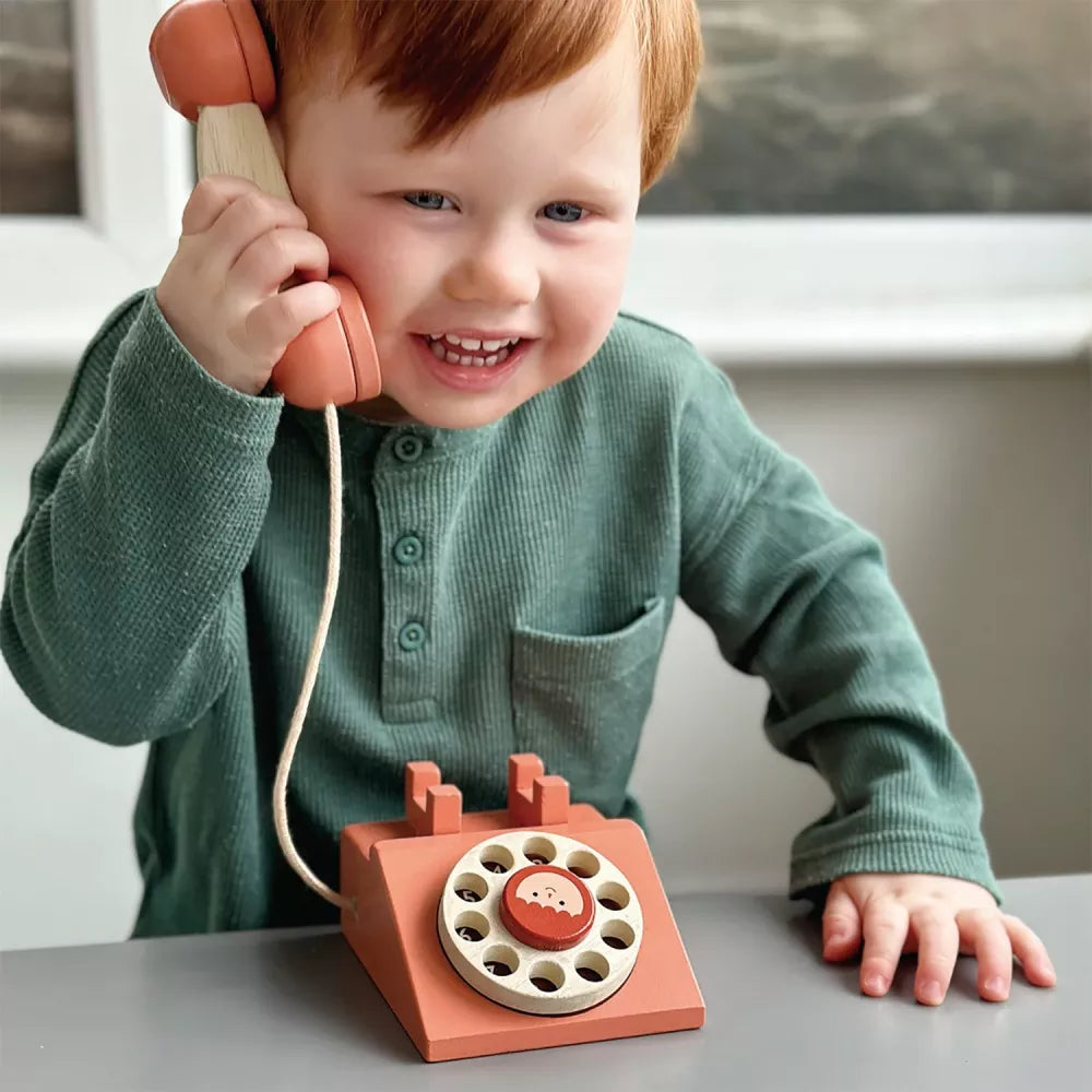 Bambino risponde al Telefono Ring Ring Mentari