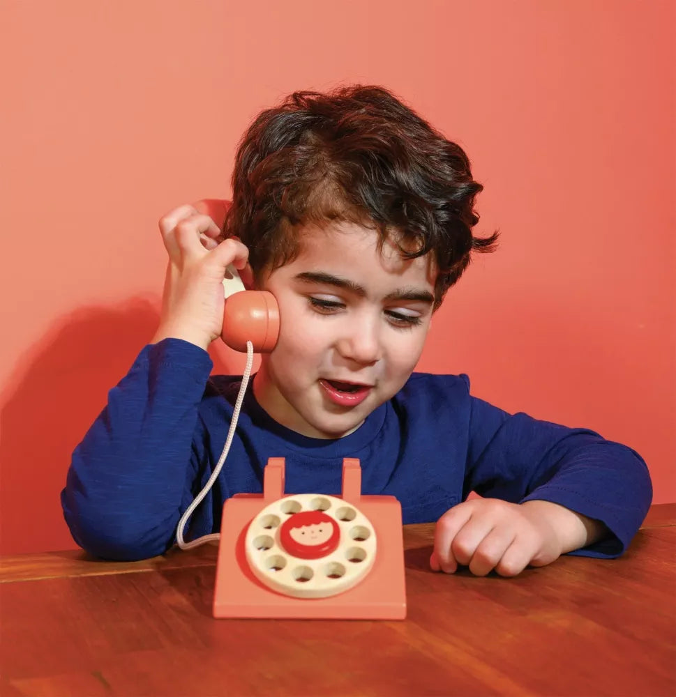 Bambino gioca con il Telefono Ring Ring Mentari