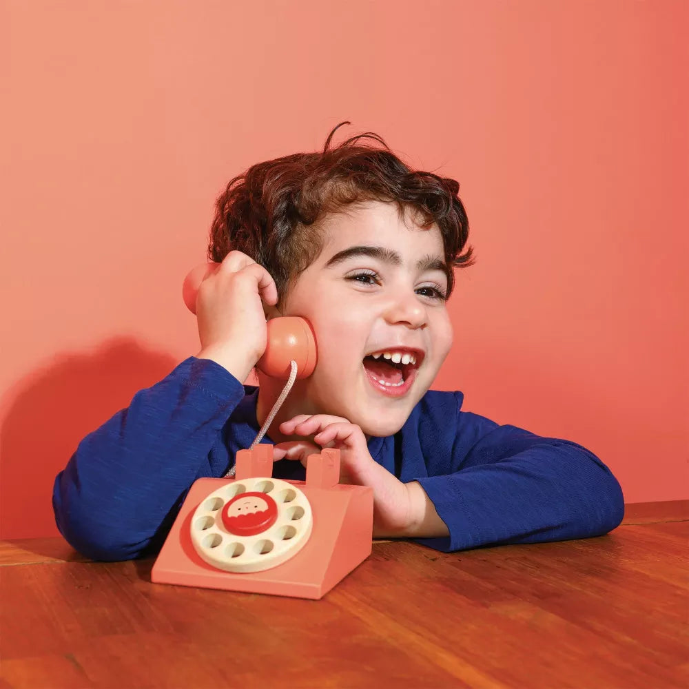 Bambino che si diverte con il Telefono Ring Ring Mentari