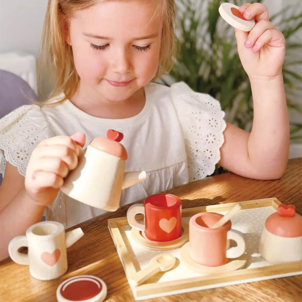 Bambina gioca con il Set da Tè Mentari